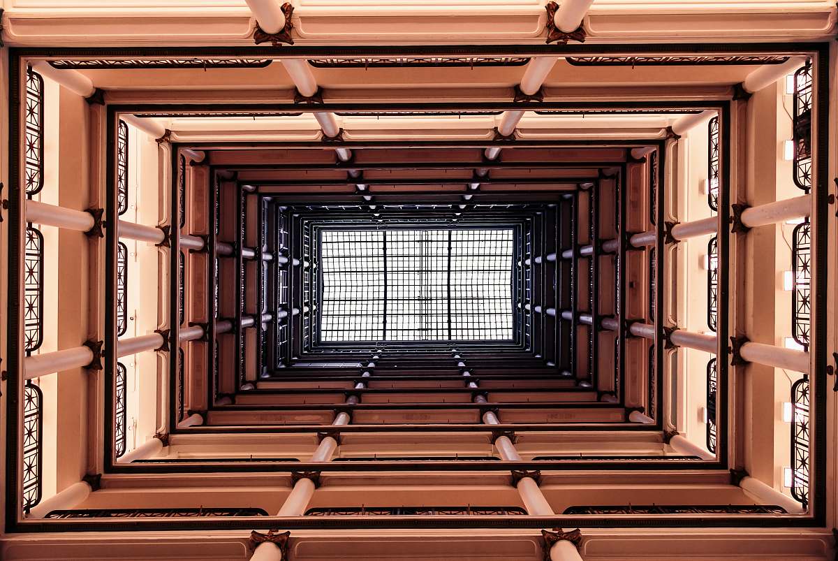 chicago brown wooden tunnel 103 n state st